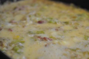 Æggekage med spidskål & bacon - opskrift på omelet i ovn