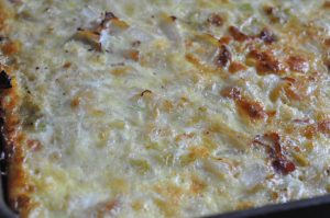 Æggekage med spidskål & bacon - opskrift på omelet i ovn