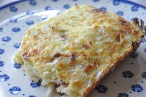 Æggekage med spidskål & bacon - opskrift på omelet i ovn