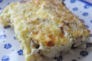 Æggekage med spidskål & bacon - opskrift på omelet i ovn