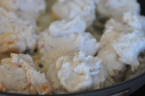 Fiskefrikadeller af færdigkøbt fiskefars - farsen lægges på pande