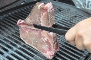 Te-bone steaks på grill - en fornem menu