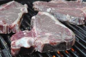 Te-bone steaks på grill - en fornem menu