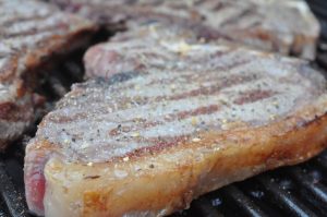Te-bone steaks på grill - en fornem menu