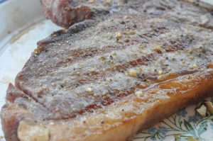 Te-bone steaks på grill - en fornem menu