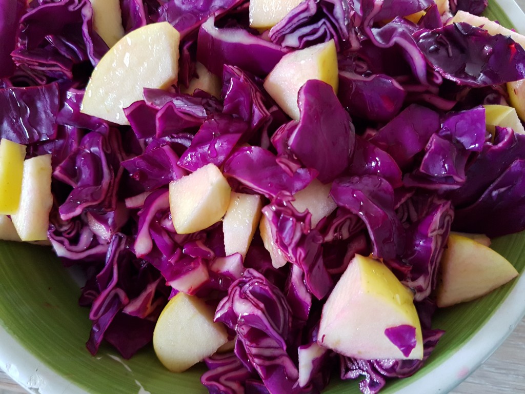 Rødkålssalat med æble, honning og citron - nem og lækker