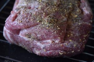 Nakkesteg stegt som vildt med bacon og flødesauce