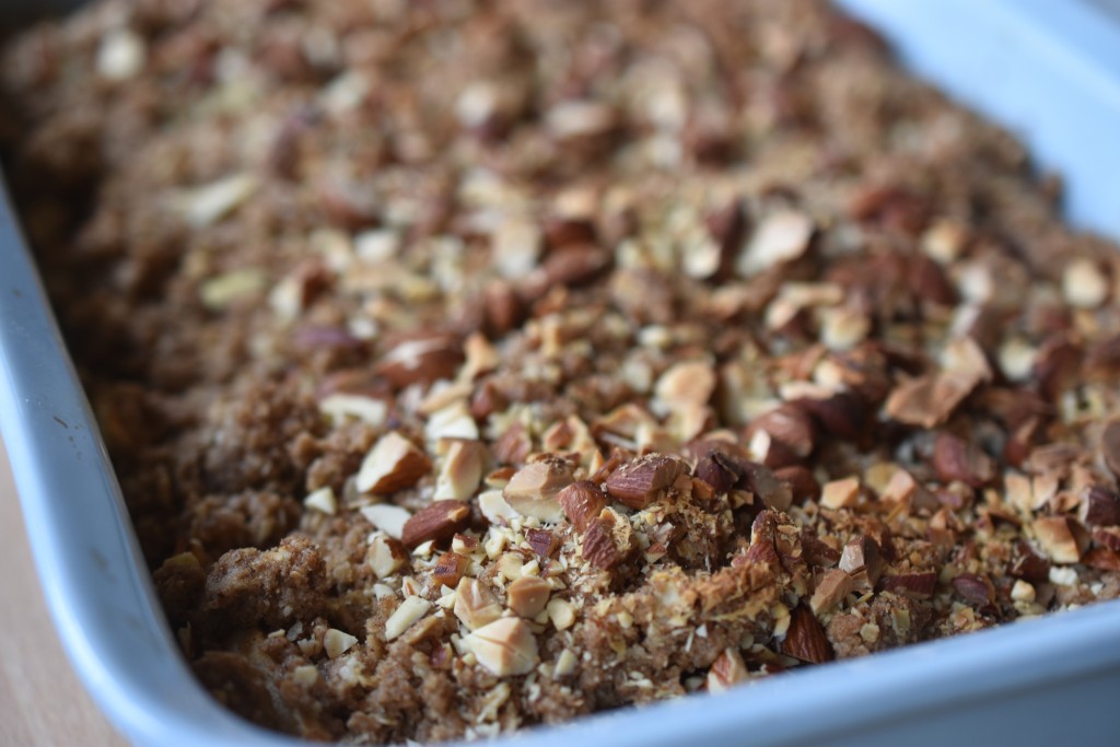 Æblecrumble med brun farin - opskrift på smuldre æblekage