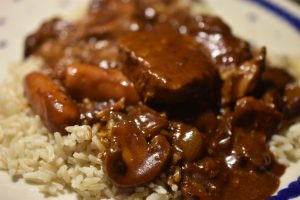 Mørbradgryde i ovn med brun sovs & bacon