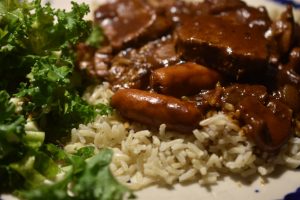 Mørbradgryde i ovn med brun sovs & bacon