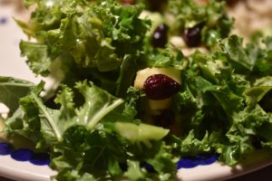 Salat med grønkål, æble og tranebær - opskrift