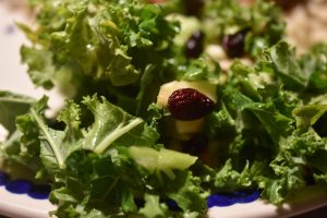 Salat med grønkål, æble og tranebær - opskrift