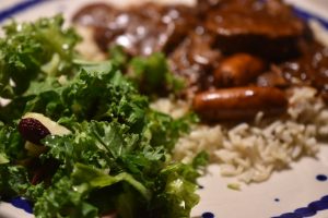 Salat med grønkål, æble og tranebær - opskrift