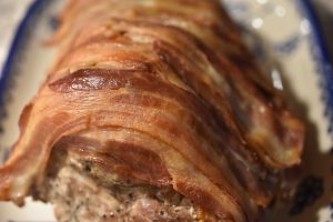 Nakkesteg stegt som vildt med bacon og flødesauce