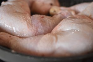Kylling i fad med fløde, bacon og porrer