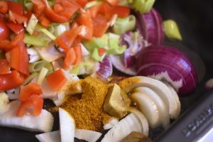 Kylling i fad med grøntsager & kokosmælk - one pot pasta