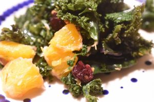 Grønkålssalat med appelsin, tranebær og mandler