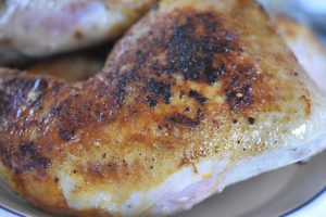Kylling i fad med fløde, bacon og porrer 