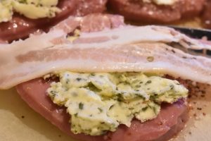 Kalve lårtunge med hvidløgssmør og bacon