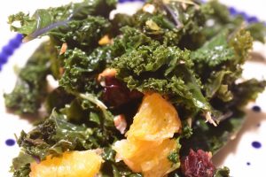 Grønkålssalat med appelsin, tranebær og mandler