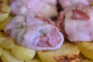 Lårtunge steaks af kalv med bacon - opskrift 