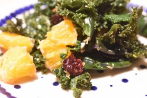 Grønkålssalat med appelsin, tranebær og mandler