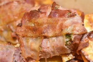 Lårtunge steaks af kalv med bacon - opskrift 