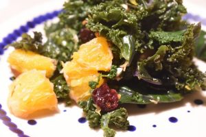 Grønkålssalat med appelsin, tranebær og mandler