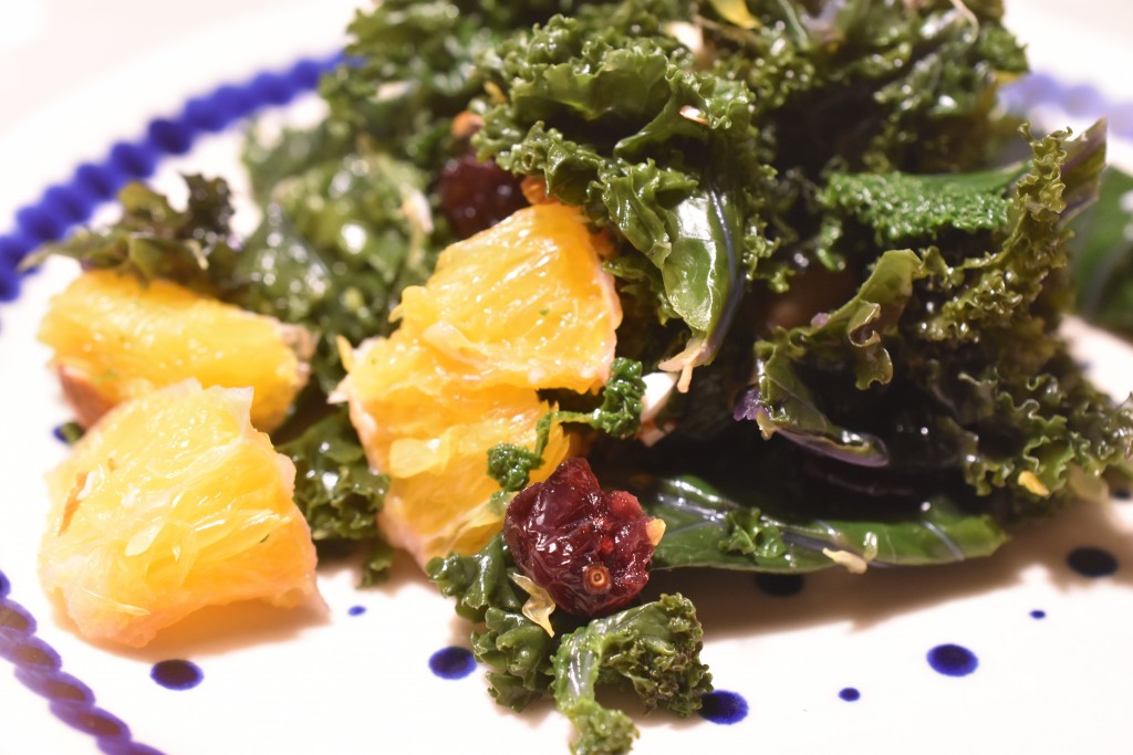 Grønkålssalat med appelsin, tranebær og mandler