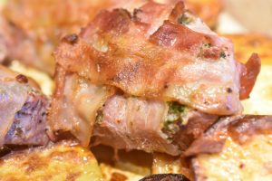 Kalve lårtunge steaks med hvidløgssmør og bacon