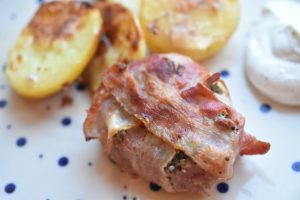 Kalve lårtunge steaks med hvidløgssmør og bacon