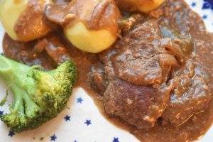 Steaks i flødesauce - langtidsstegt i Römertopf
