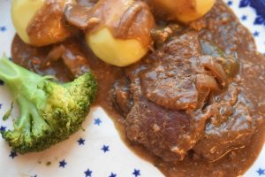 Steaks i flødesauce - langtidsstegt i Römertopf
