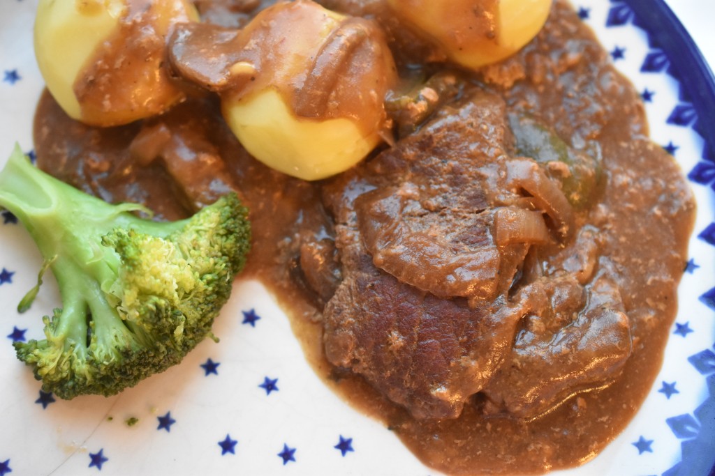 Steaks af oksefilet i stegeso - med flødesovs