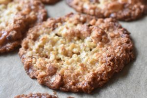 Havregrynssmåkager med sirup og mandler - sprøde og lækre