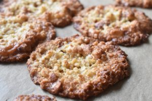 Havregrynssmåkager med sirup og mandler - sprøde og lækre