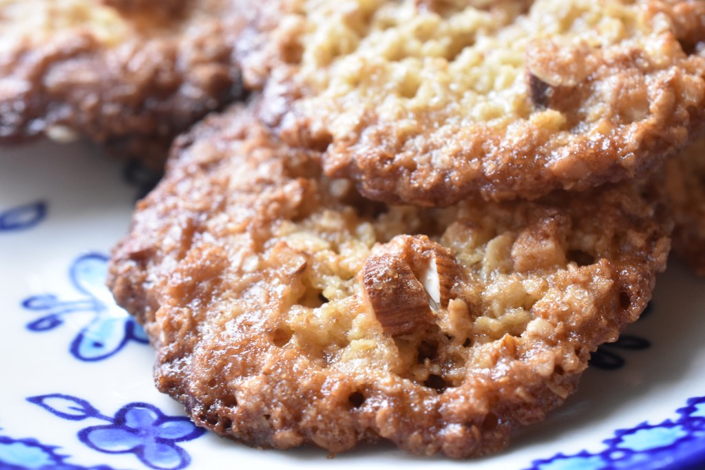Havregrynssmåkager med sirup og mandler - sprøde og lækre