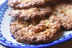 Havregrynssmåkager med sirup og mandler - sprøde og lækre