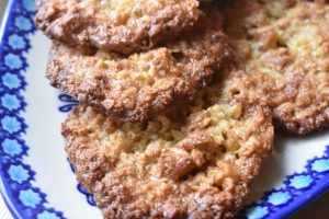 Havregrynssmåkager med sirup og mandler - sprøde og lækre