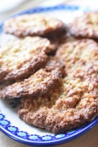 Havregrynssmåkager med sirup og mandler - sprøde og lækre