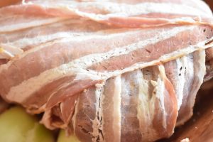 Dyrekølle med bacon og hvidløg - langtidsstegt i stegeso