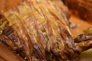Dyrekølle med bacon og hvidløg - langtidsstegt i stegeso