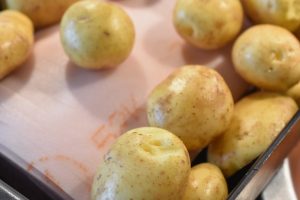 Flæskesteg med bagte rodfrugter og kartofler