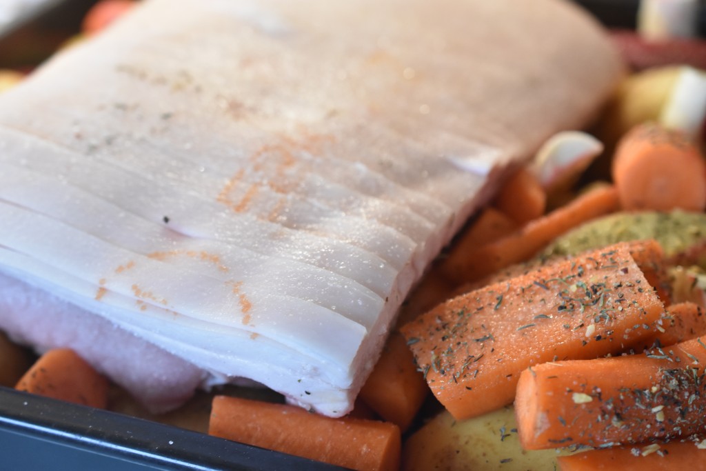 Flæskesteg - med ovnkartofler og bagte rodfrugter