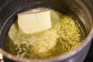 Havregrynskager med sirup og peanuts