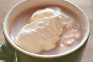 Varm kakao med flødeskum - varme i kop og krop