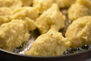 Kartoffelfrikadeller af stegt kartoffelmos