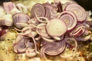 Kylling i sennepssovs med hvidvin og estragon