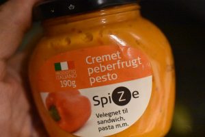 Pastaret med pesto og pølser - nem opskrift