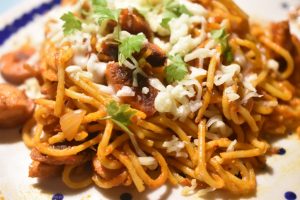 Pastaret med pesto og pølser - nem opskrift